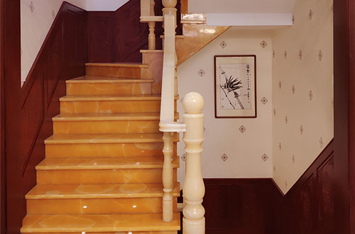 成县中式别墅室内汉白玉石楼梯的定制安装装饰效果